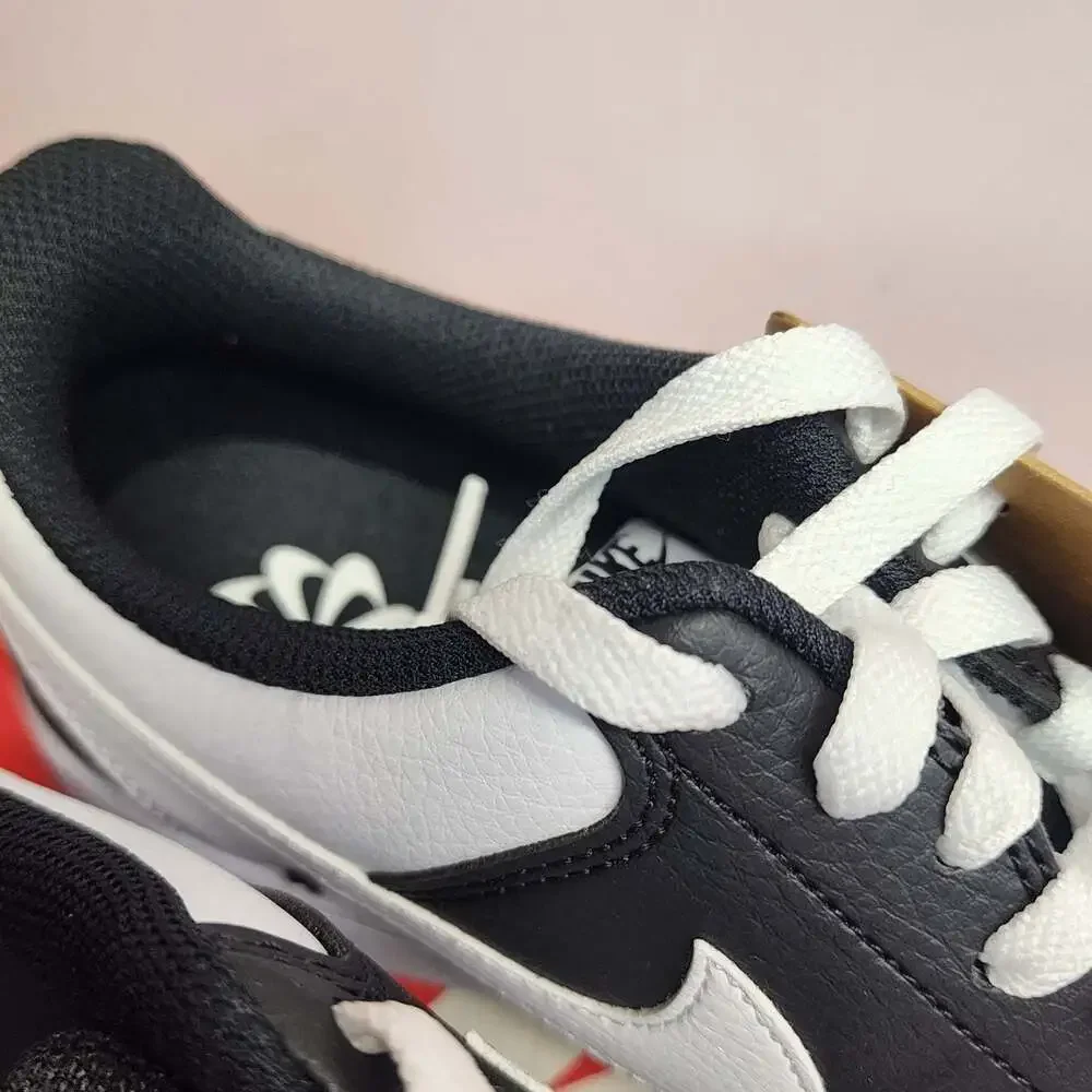 Nike tags unworn